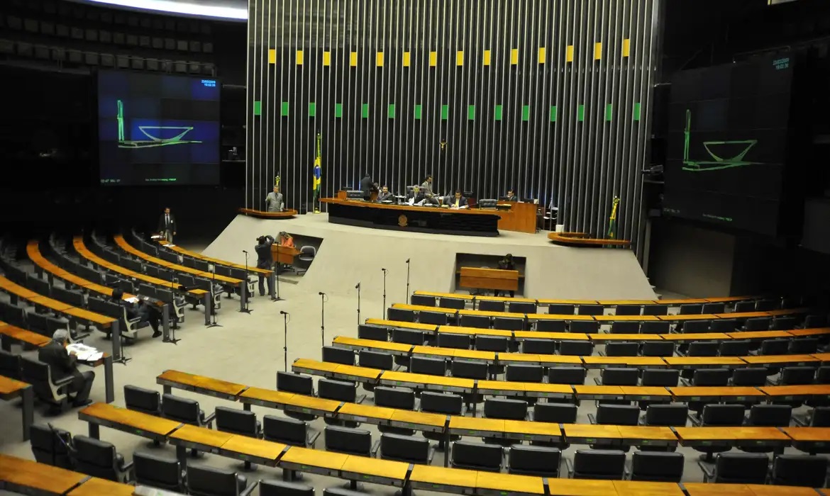 Projeto que discute redistribuição de vagas de deputados segue em discussão na Câmara