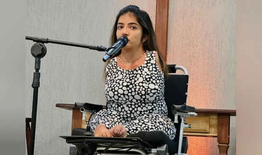Mulher que nasceu sem os braços inspira com sua história de superação e fé, mostrando que Deus tem um propósito para cada vida. Foto: Instagram/Solyana Loredo Coelho
