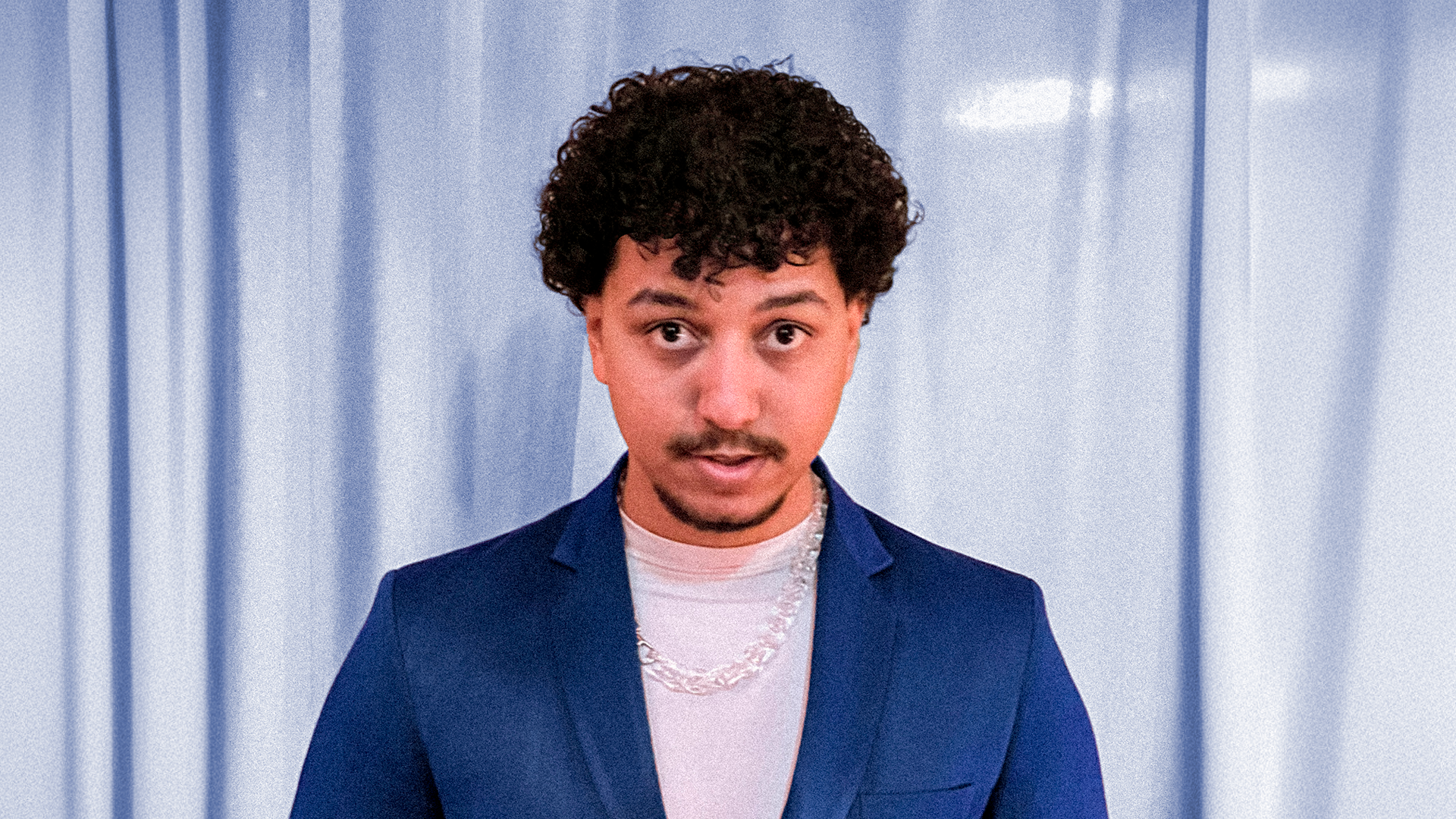 Tutuzin lança seu novo álbum "Novo de Novo" em evento no Rio em 7 de novembro, com participações especiais e 8 faixas impactantes. Foto: Divulgação.