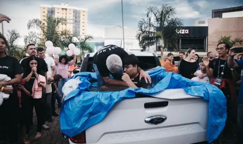Em Anápolis, mais de 100 pessoas participam de batismo em caminhonetes durante evento público promovido pela Church City. Foto: Divulgação.