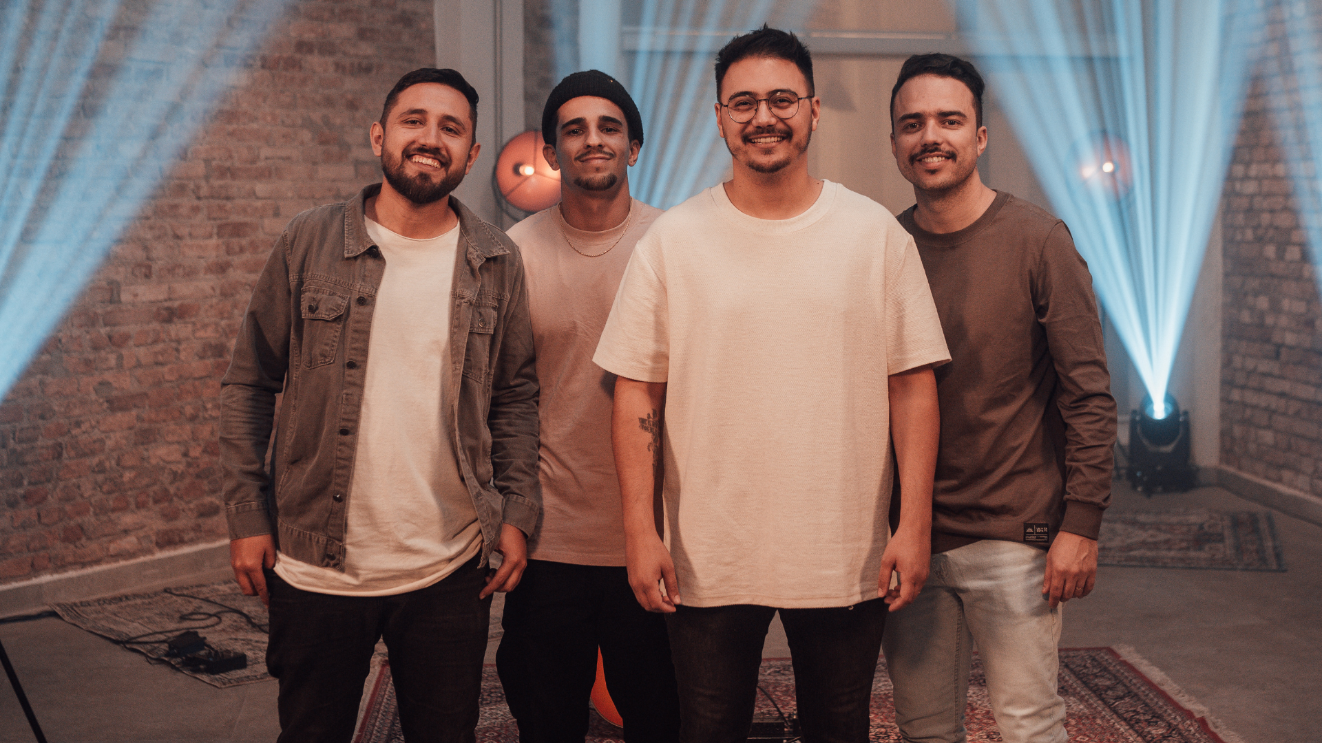 A banda Salvaon lança sua mais nova música, intitulada "Teu Amor Venceu", em uma versão acústica, pela gravadora Brasas Music. Foto: Divulgação.
