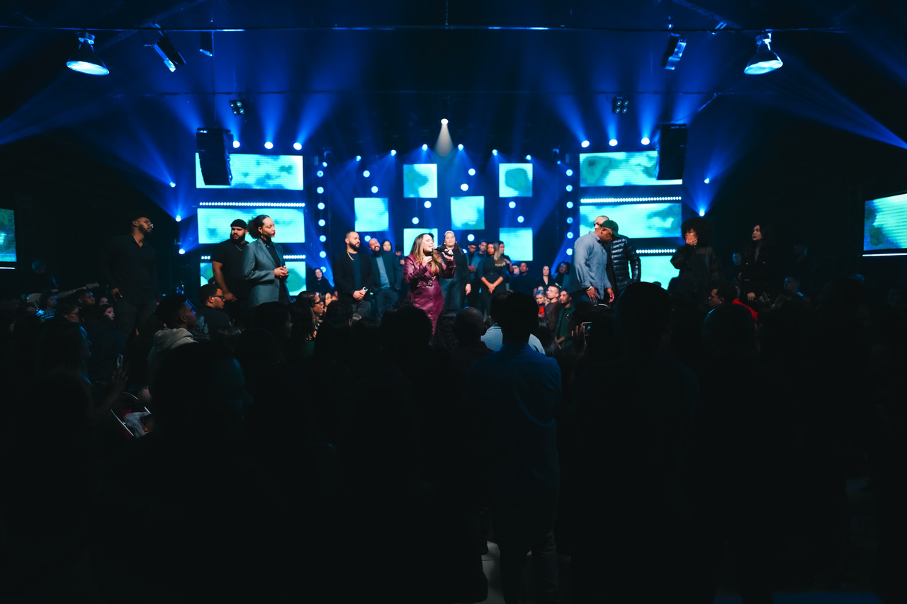 A cantora Sarah Farias apresentou recentemente o single “Há Poder no Nome”, composição própria que integra seu novo projeto ao vivo. Foto: Divulgação.