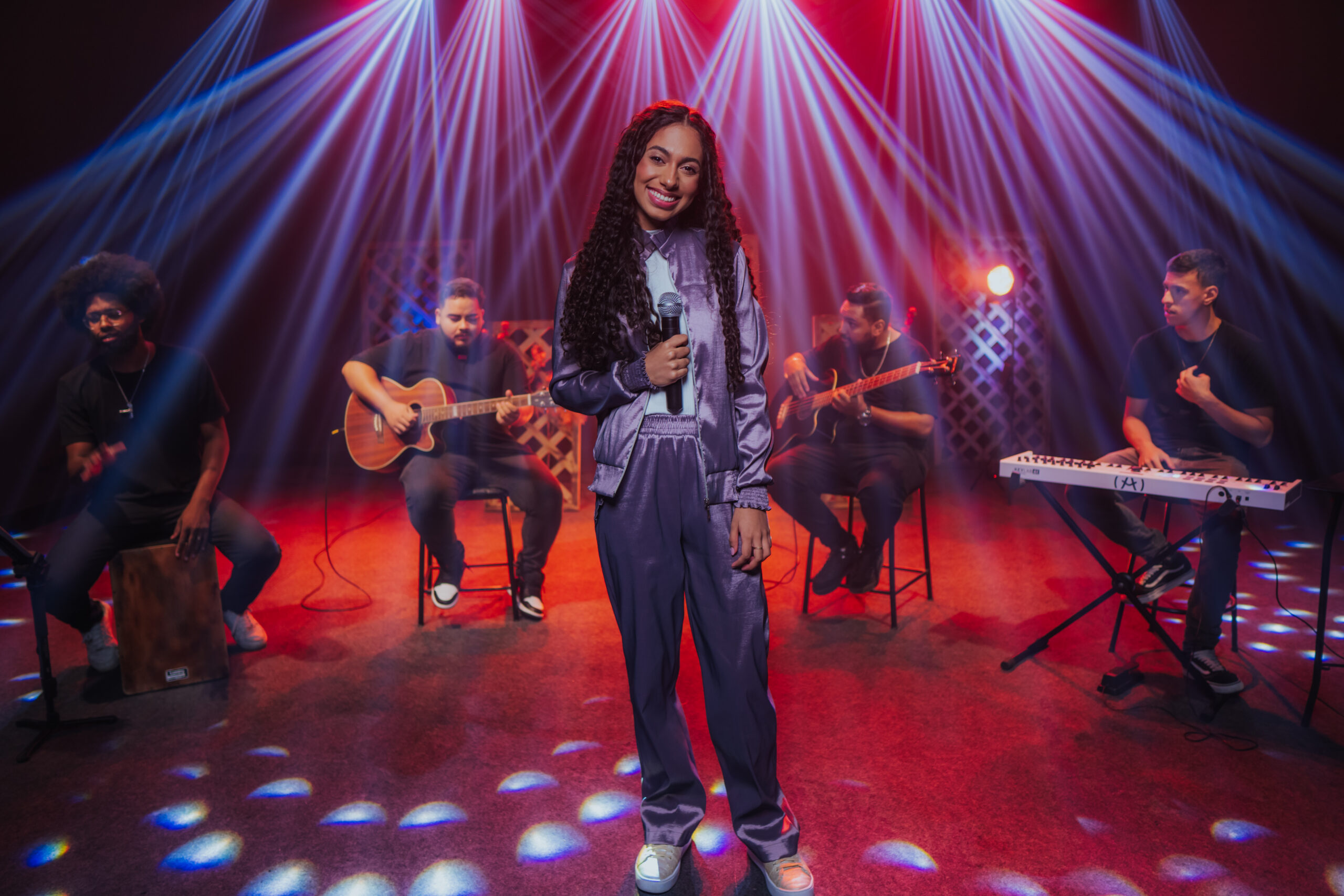 Izabelle Ribeiro, que recentemente se juntou à Flame Music, apresentou ao público seu mais recente single, "Comigo Você Vai Conseguir". Foto: Divulgação.