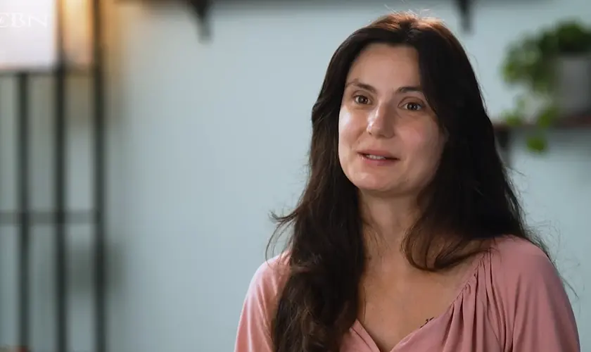 Ex-Nova Era, Alyssa Leone encontrou cura e transformação em Jesus após anos de abuso, depressão e práticas ocultas. Foto: Reprodução/CBN News