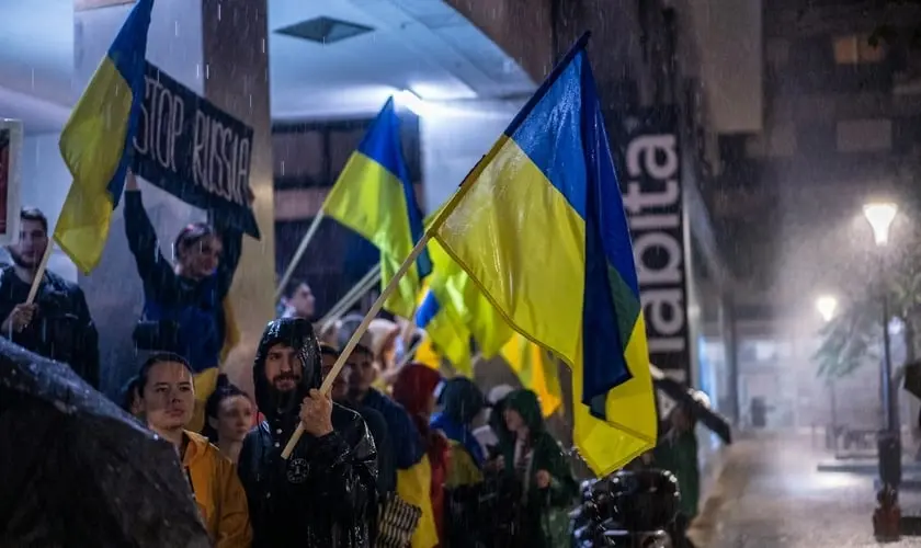 Ministério cristão distribui Bíblias em meio à guerra na Ucrânia, levando esperança e consolo aos refugiados e deslocados pelo conflito. Foto: Representativa/Unsplash.