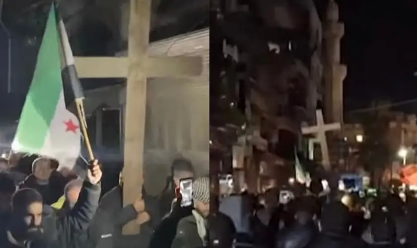 Cristãos na Síria protestam após uma árvore de Natal ser incendiada por jihadistas, exigindo respeito à liberdade religiosa. Foto: Captura de tela/France 24 English/YouTube