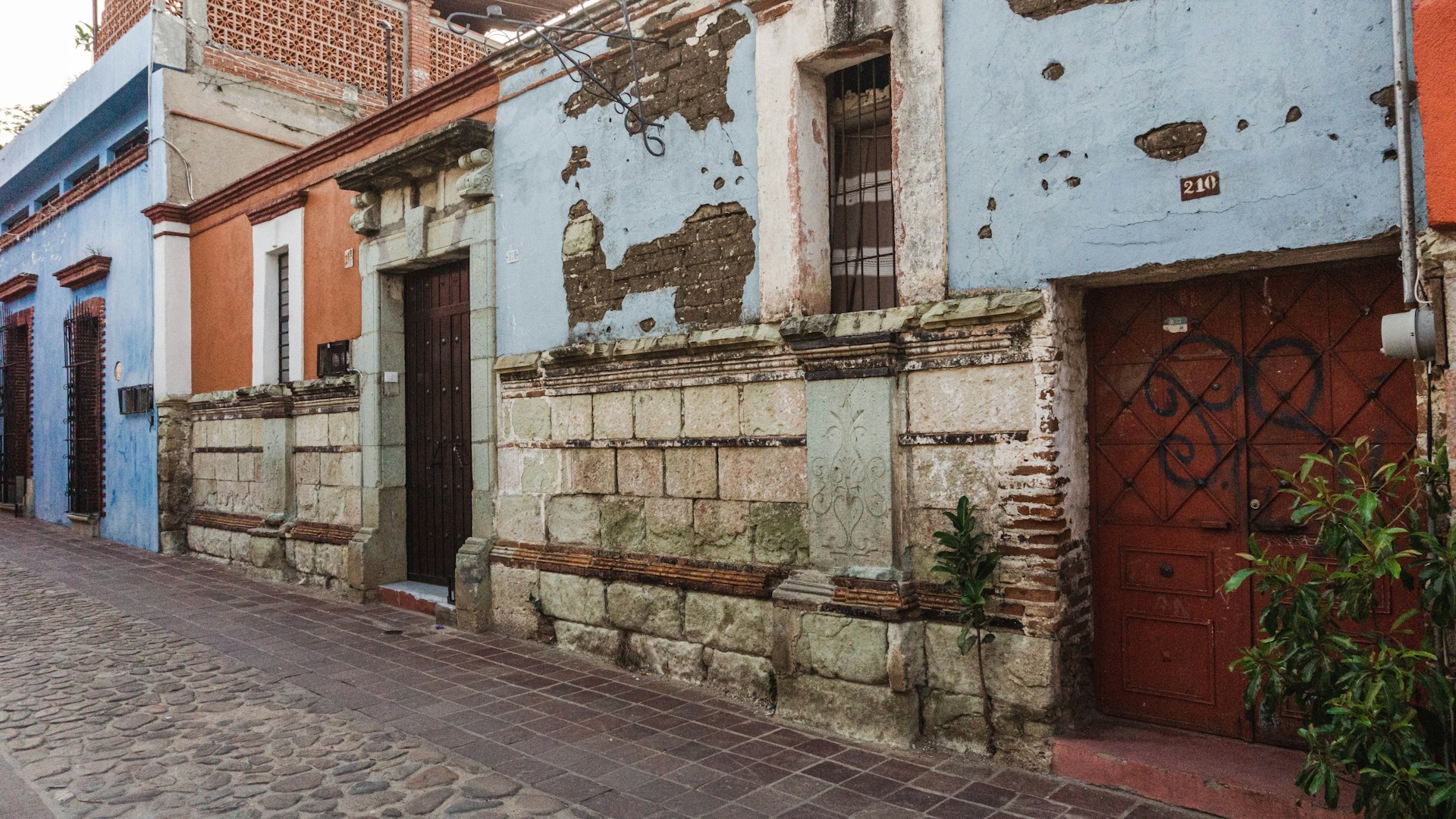 Uma família cristã teve sua casa incendiada por extremistas no México, supostamente por planejar construir uma igreja. Foto: Representativa/Unsplash.