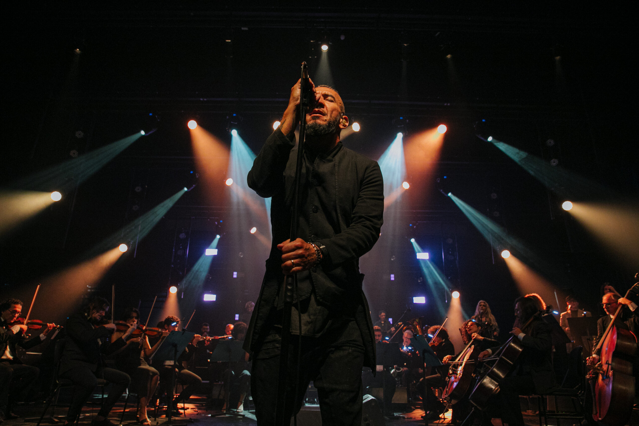 O cantor Rodolfo Abrantes apresenta seu novo EP gravado ao vivo com a Orquestra Sinfônica de Santa Catarina. Foto: Rodolfo Abrantes.
