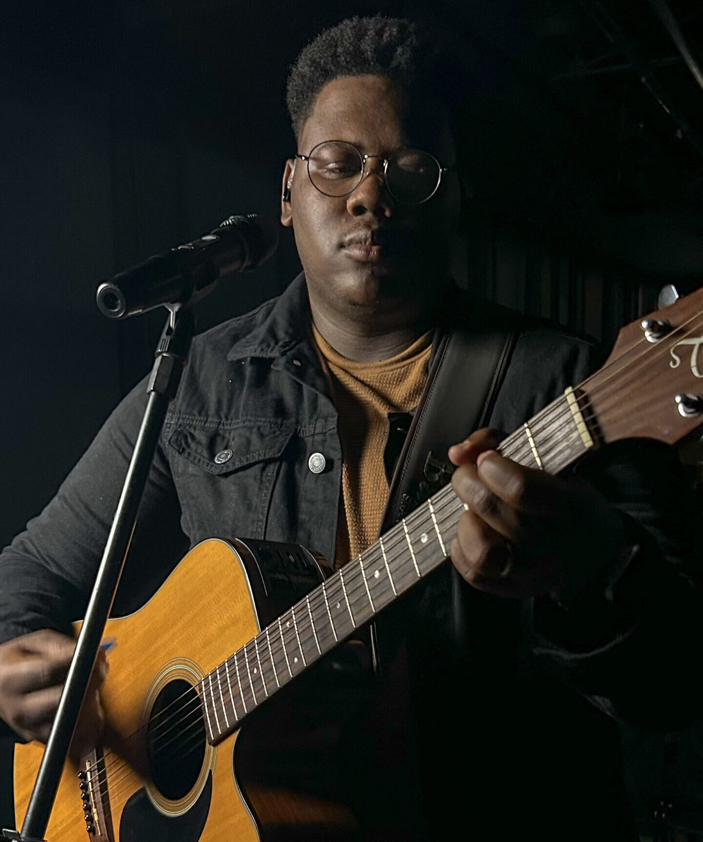 Daniel Guimarães lança "Grito Por Ti", uma canção íntima e carregada de emoção que reflete um dos momentos mais desafiadores de sua vida. Foto: Divulgação.