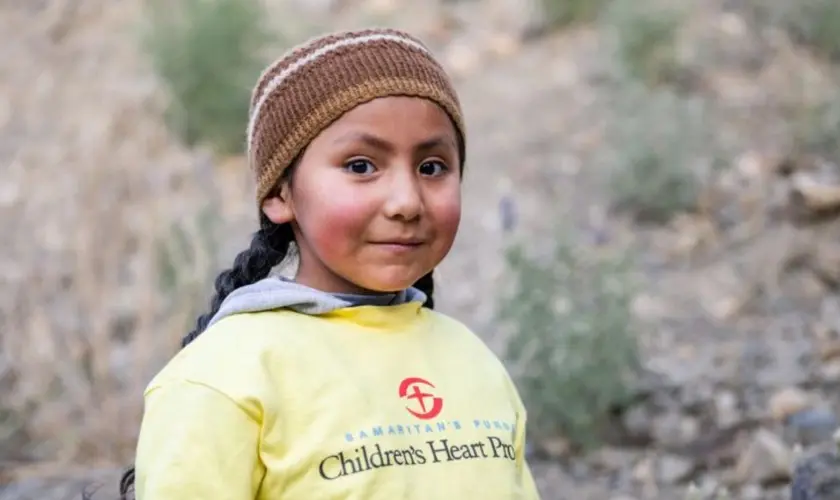 Após a cirurgia cardíaca da filha ser realizada por missionários, uma mãe na Bolívia aceitou Jesus e decidiu compartilhar seu testemunho. Foto: Reprodução/Samaritan's Purse.
