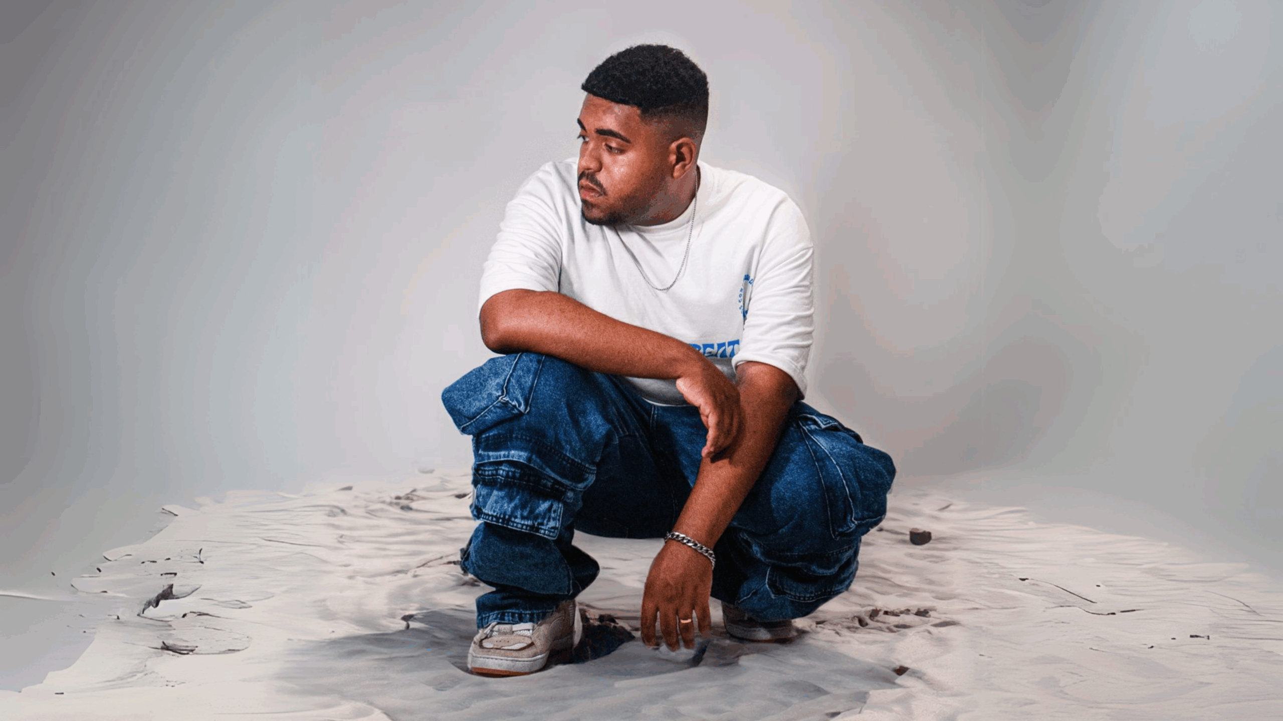 Silas Magalhães lança “Deserto”, unindo funk, trap e pop para contar a jornada de Israel até a Terra Prometida. Foto: Divulgação.