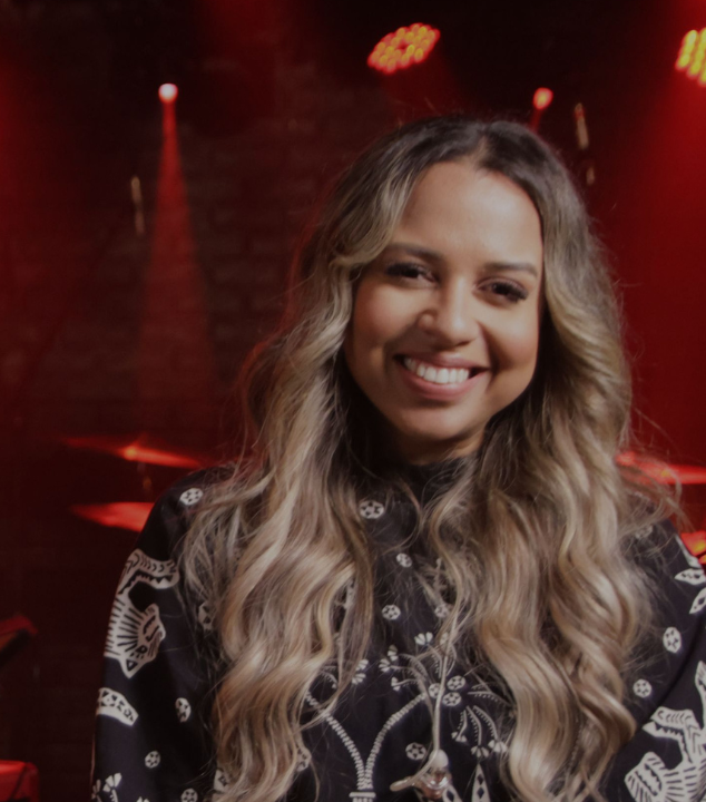 Mari Rocha apresenta os singles "Vitorioso És" e "Vaso Novo", canções que trazem mensagens de vitória, fé e restauração. Foto: Divulgação.