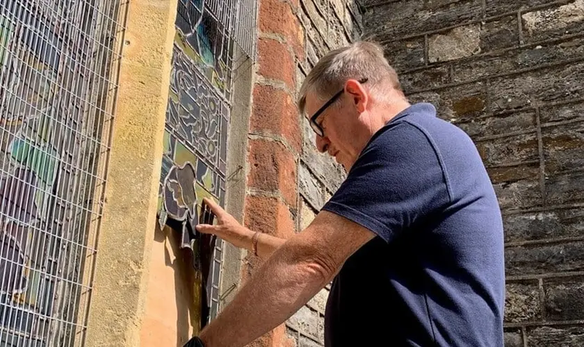 Ataques a igrejas no Reino Unido somam mais de 9 mil casos em três anos, com furtos, vandalismo e violência preocupando autoridades. Foto: Diocese de Exeter