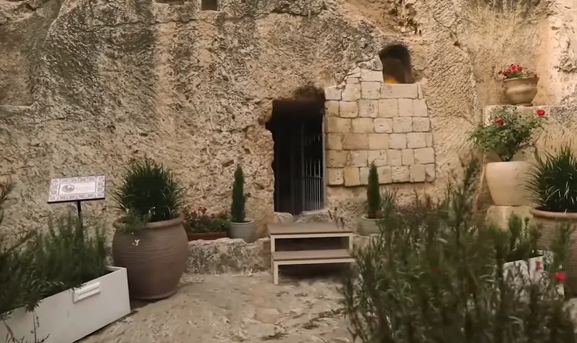 Milagres no Jardim do Túmulo em Jerusalém emocionam visitantes. Ex-muçulmano e turistas relatam curas, visões e experiências sobrenaturais. Foto: Reprodução/YouTube/Voe com a Tali