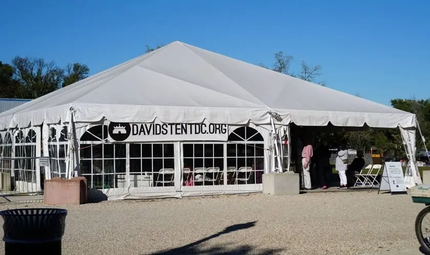 Um protesto pró-Palestina gerou tensão em frente à Tenda de Davi, uma casa de oração cristã localizada em Washington, D.C., nos EUA. Foto: Reprodução/Facebook/David's Tent DC