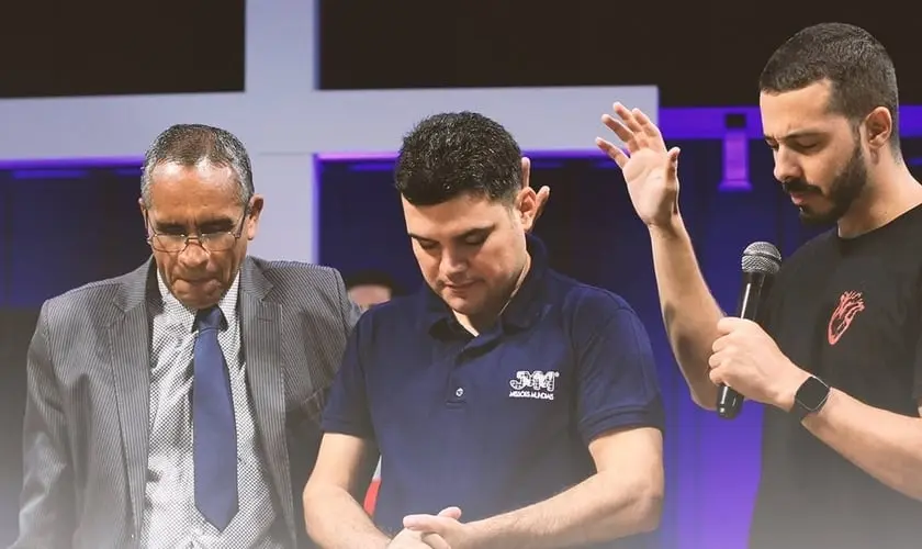 Pastor iraniano refugiado, lidera a primeira igreja de língua persa no Brasil, alcançando a diáspora com fé e missões. Foto: Instagram/JMM.
