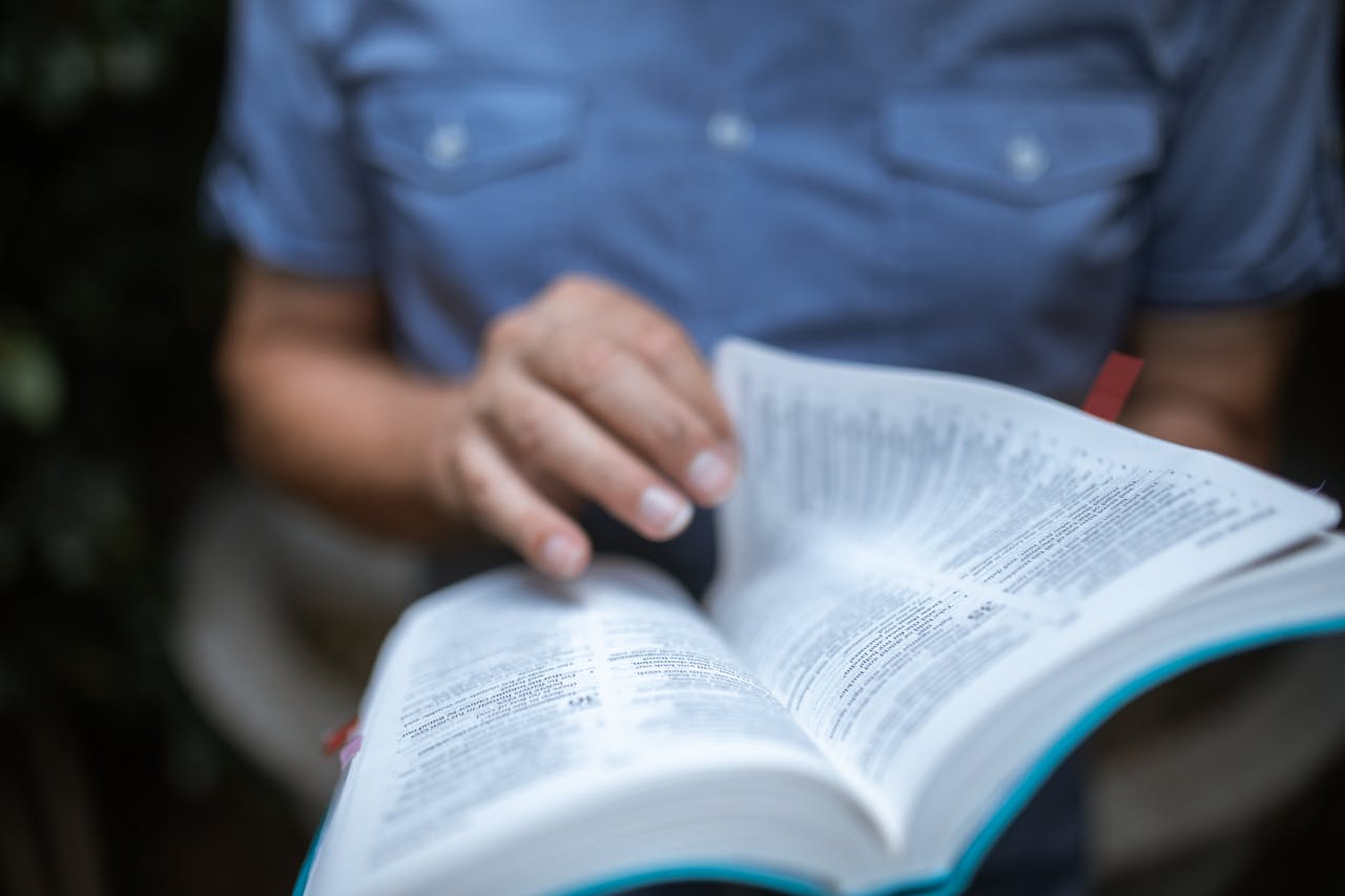 O pastor Quan foi surpreendido com a invasão policial em sua casa no sul do Vietnã, onde vivia com seu filho Binh. Foto: Representativa/Pexels.
