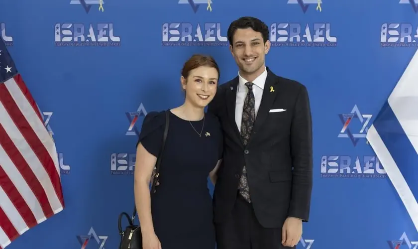 Casal cristão é morto em ataque antissemita nos EUA após sair de evento em museu judaico; vítimas eram funcionários da embaixada de Israel. Foto: X/Embaixada de Israel nos EUA