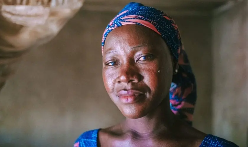 Cristã relata como foi milagrosamente liberta após ser capturada pelo grupo extremista Boko Haram, que atacou sua aldeia na Nigéria. Foto: Reprodução/Global Christian Relief