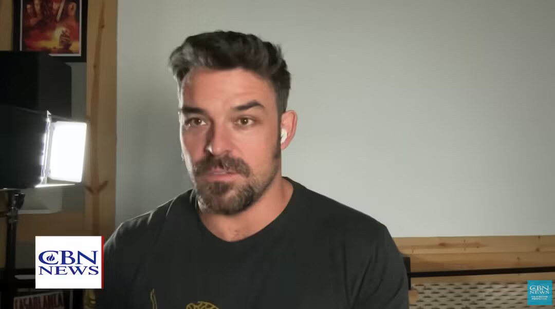 O ator Jesse Hutch, conhecido por seus papéis em filmes cristãos, relembrou uma experiência marcante em sua vida: um acidente de barco. Foto: Reprodução/YouTube/CBN News