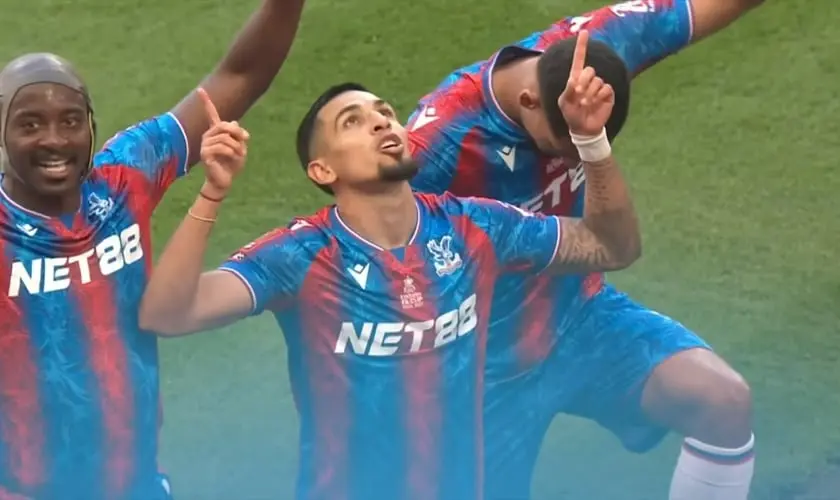 Jogadores do Crystal Palace celebram vitória inédita na FA Cup destacando a fé em Deus antes e depois da partida. Foto: Captura de tela/YouTube/ESPN FC