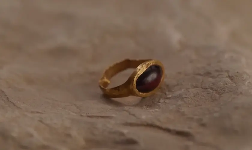 Arqueólogos descobrem anel de ouro de 2.300 anos na Cidade de Davi, revelando riqueza e costumes da Jerusalém helenística. Foto: Captura de imagem/YouTube/All Israel News