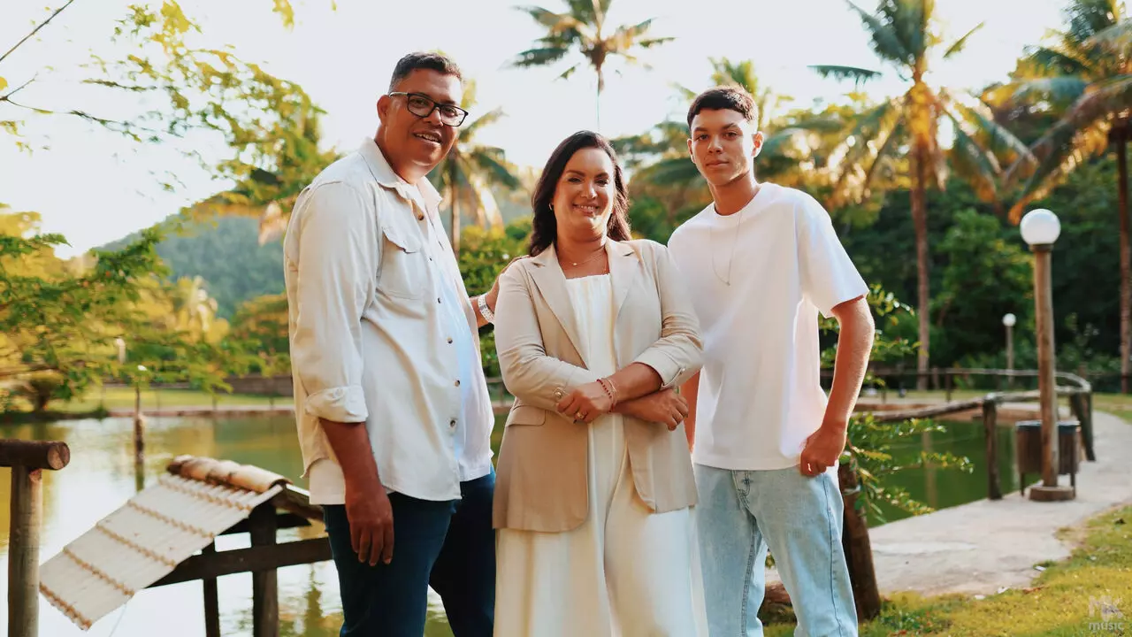 Anderson Freire lança “Guarda Minha Casa”, canção sobre fé e proteção familiar, com clipe especial e participação da família do cantor. Foto: Divulgação.