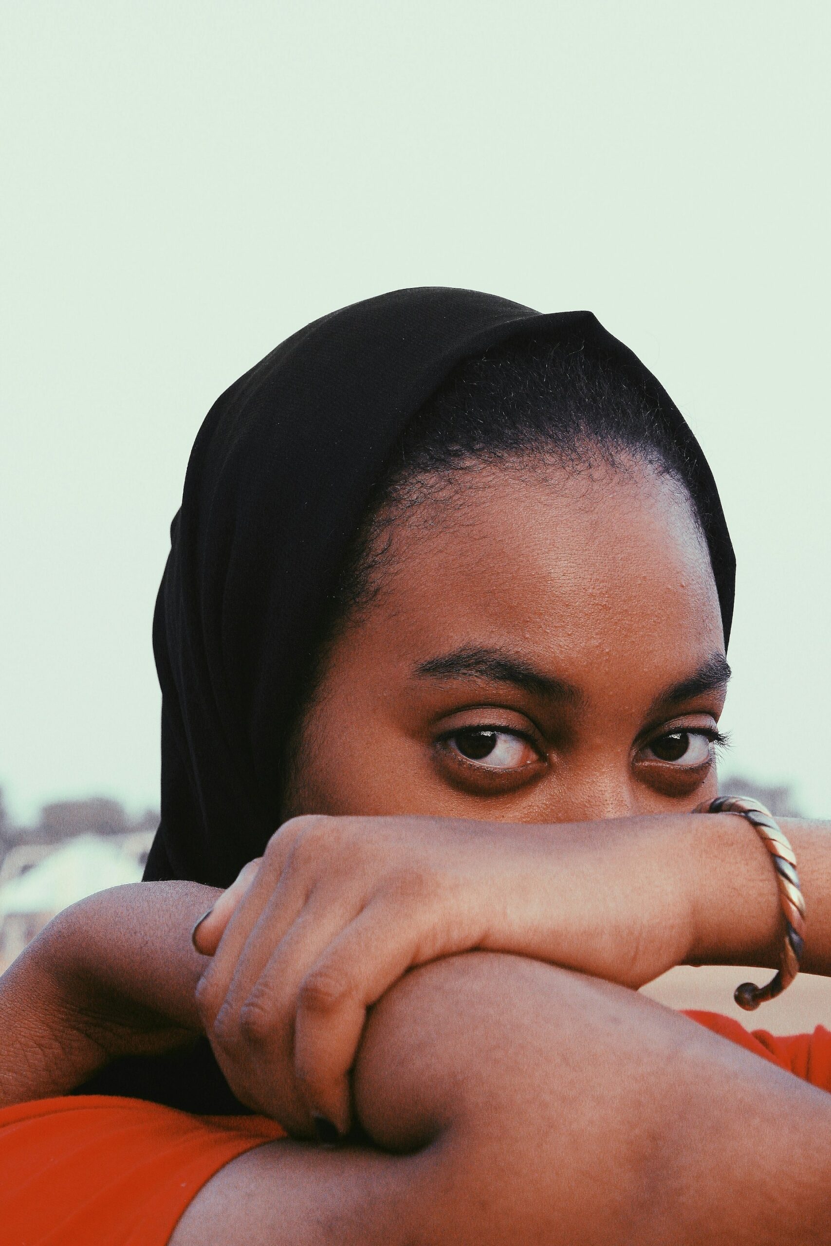 Na Nigéria, ex-muçulmana de 18 anos é perseguida pela própria família após se converter ao cristianismo e permanecer firme na fé em Jesus. Foto: Representativa/Unsplash.
