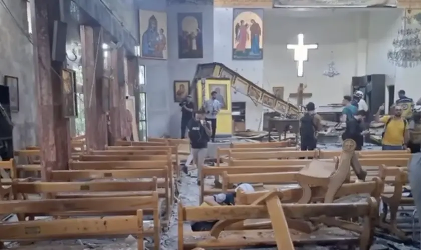 Pelo menos 20 pessoas morreram e 52 ficaram feridas após um atentado suicida dentro da Igreja Mar Elias, localizada na capital da Síria. Foto: Captura de tela/YouTube/Telly Guru