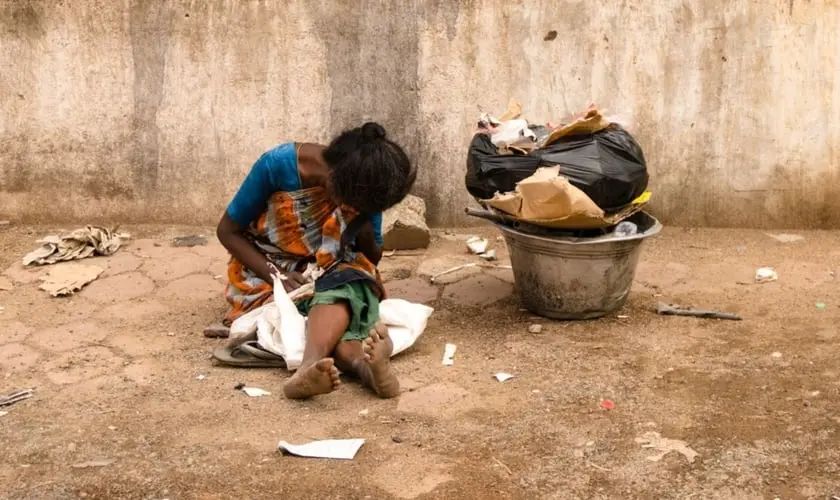Cristã na Somália, vive dias de incerteza e perseguição após sua família muçulmana descobrir que ela havia entregado sua vida a Jesus. Foto: Representativa/Unsplash.
