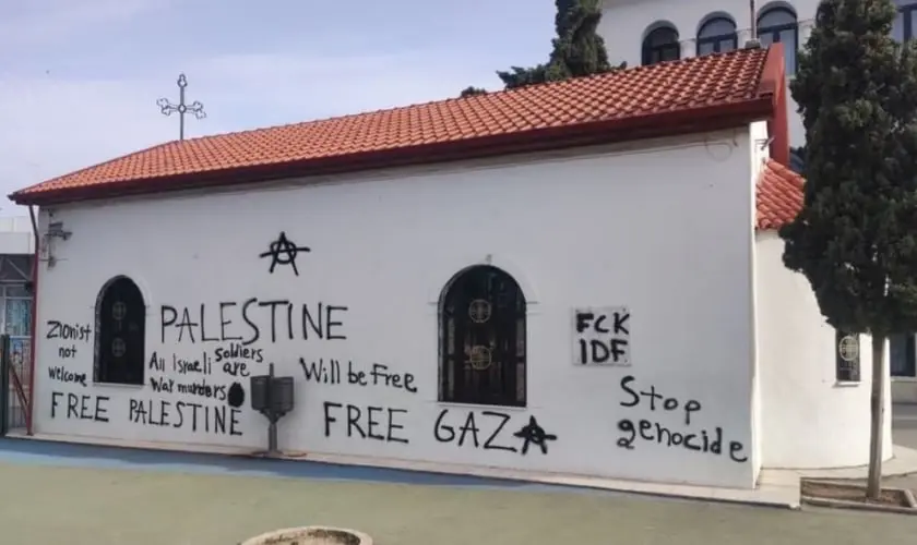 Igreja na Grécia é pichada com mensagens antissemitas e pró-Hamas; moradores e autoridades denunciam intolerância religiosa. Foto: X/Dr. Maalouf