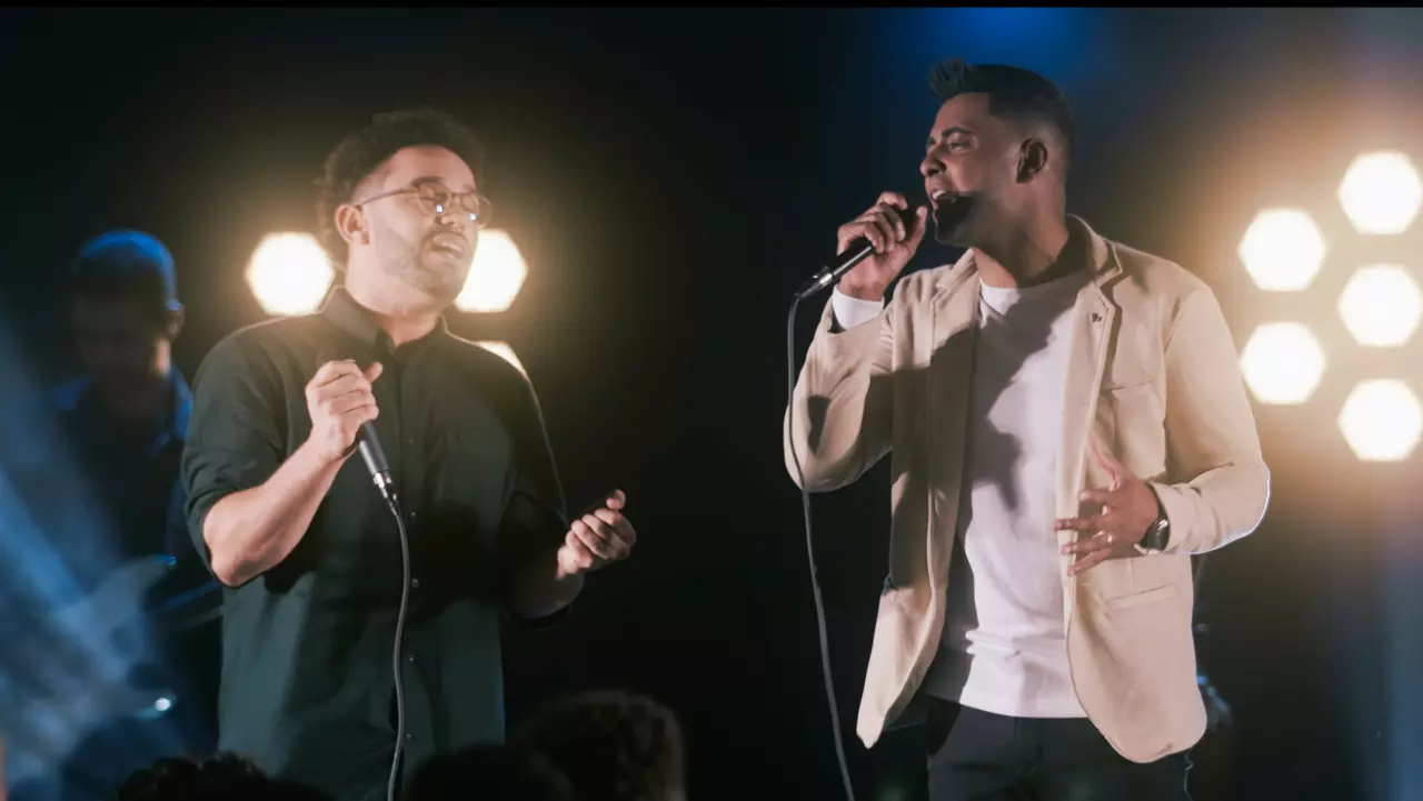Samuel Sabinno lança “Eu Preciso Tanto” com Misaias Oliveira, uma canção de clamor e fé que destaca a dependência de Deus em meio às lutas. Foto: Divulgação.