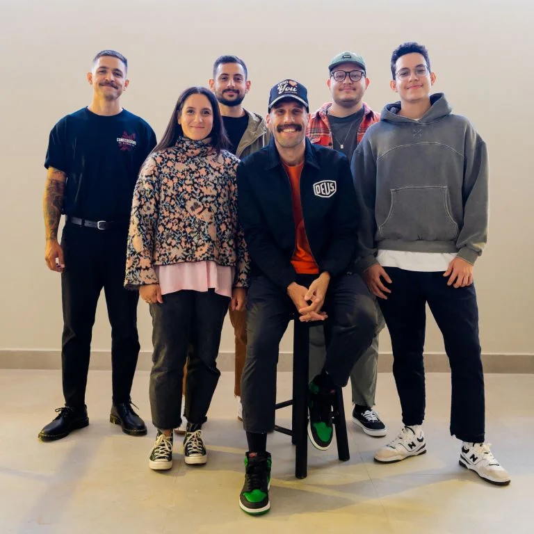 Após o sucesso de ''É Ele'' e ficarem por várias semanas no Hot 100 da Billboard Brasil, o grupo Drops INA lança nova versão de ''Pardal''. Foto: Divulgação.
