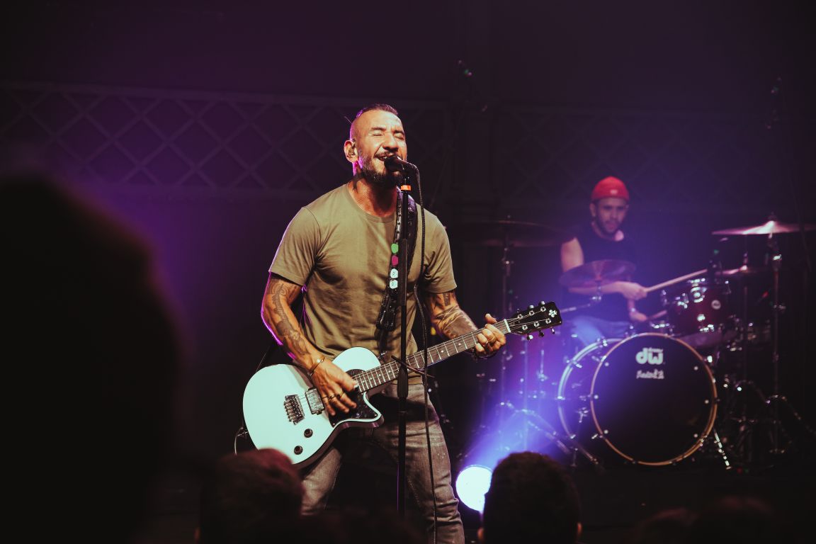 O cantor Rodolfo Abrantes desembarca em São Paulo nos dias 20 e 21 de junho para uma dupla apresentação da Microfonia Tour. Foto: Divulgação.