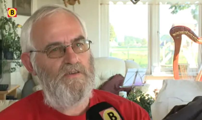 Aos 73 anos, evangelista se destaca pelo evangelismo na Holanda, pregando o Evangelho nas ruas todos os dias com a mensagem “Jesus Salva”. Foto: Reprodução/YouTube/Omroep Brabant