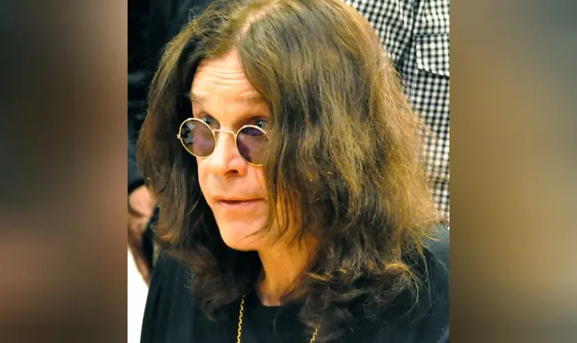 Ozzy Osbourne recebeu o Evangelho e uma Bíblia de um pastor pouco antes de sua morte, aos 76 anos, marcando seus últimos momentos com fé. Foto: Wikimedia Commons/Kevin Burkett