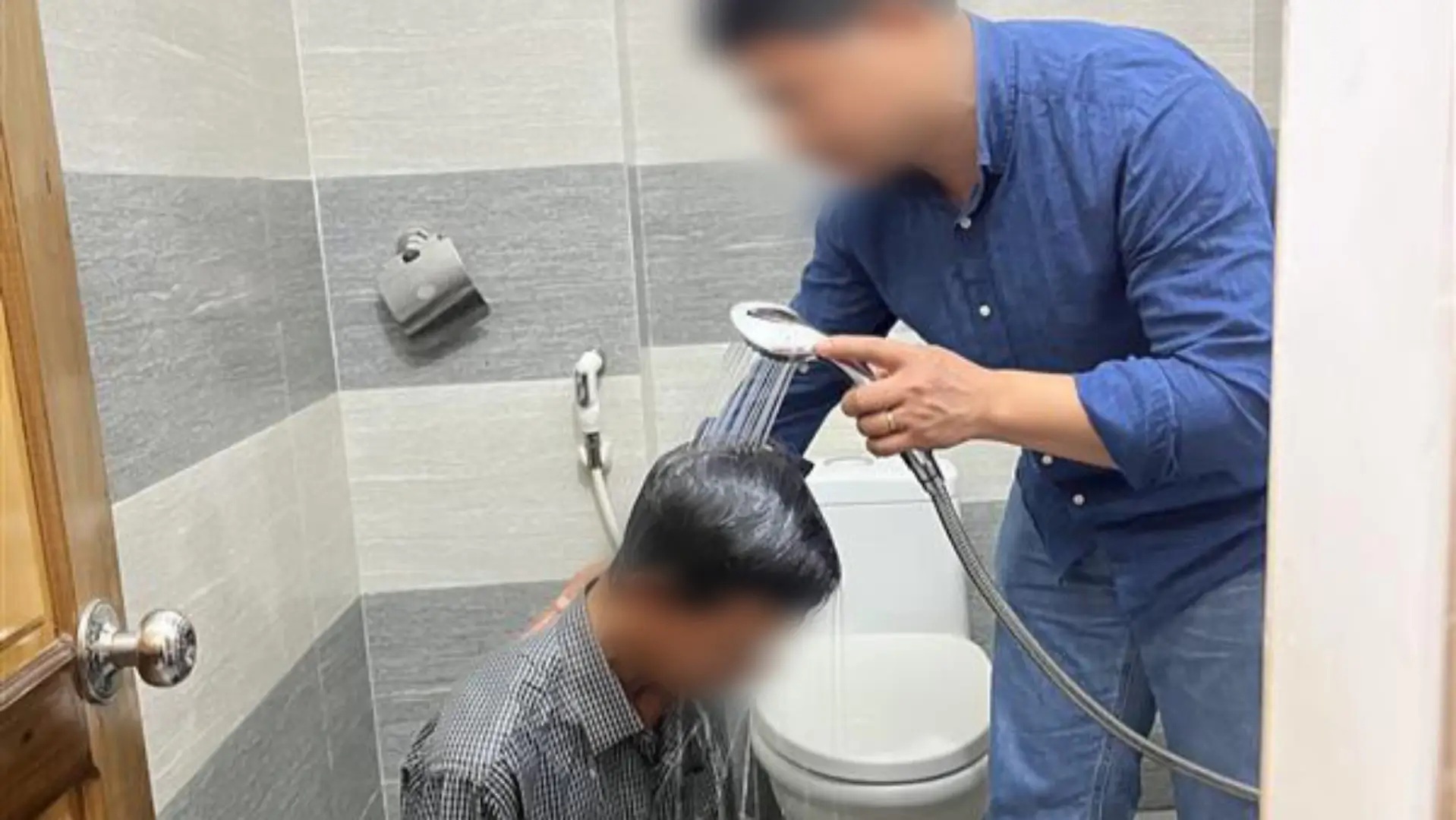 Cristão é batizado em banheiro devido à perseguição no Vietnã, onde seguir Jesus pode gerar isolamento, agressões e prisão. Foto: Reprodução/Portas Abertas.
