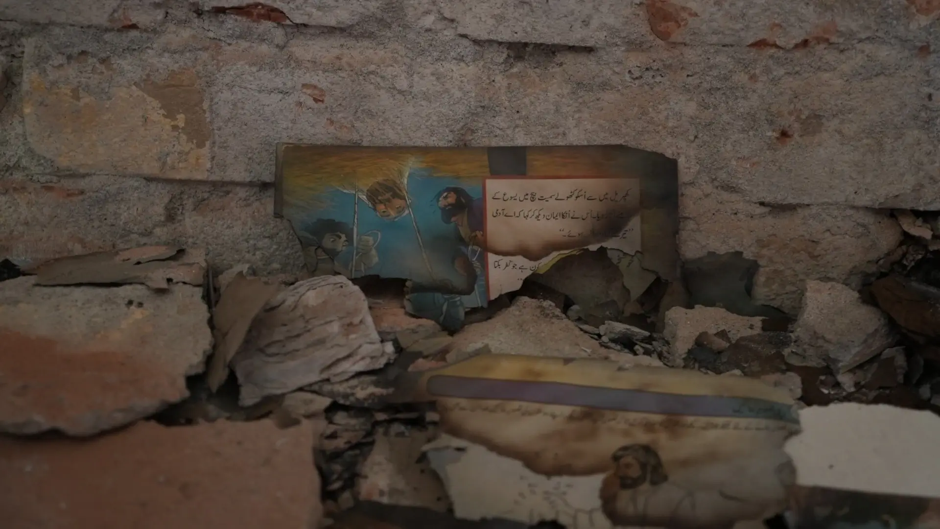 Cristãos no Paquistão enfrentam perseguição, com ataques a igrejas e lares, mas mantêm a fé firme em meio à violência. Foto: Reprodução/Portas Abertas.