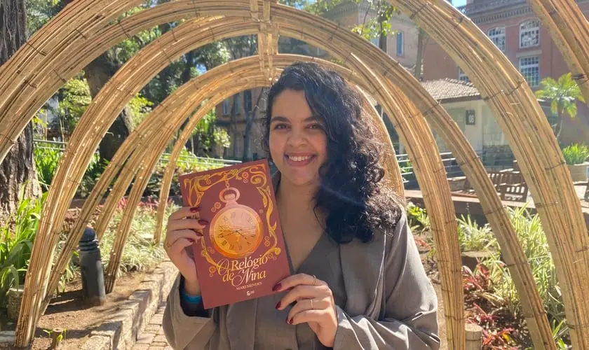 A escritora Mari Mendes lança seu primeiro romance, O Relógio de Nina, uma obra poética em que o Tempo assume o papel de narrador. Foto: Divulgação.