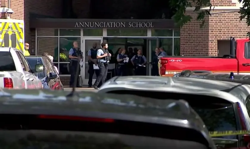 Tiroteio em escola católica de Minneapolis deixa crianças mortas e vários feridos durante missa; polícia investiga o ataque. Foto: Captura de tela/YouTube/KENS 5