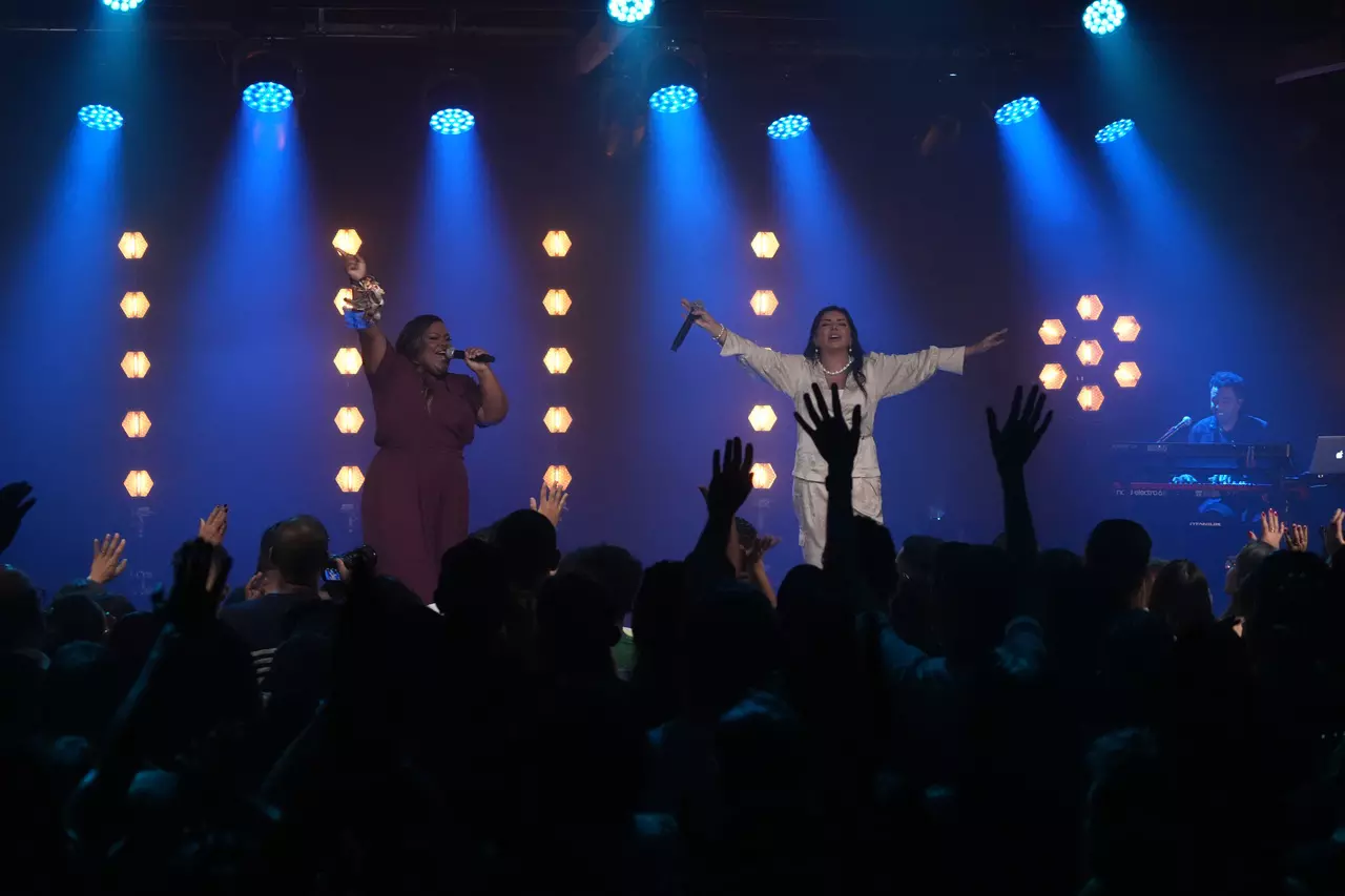 Eyshila celebra 30 anos de ministério com o lançamento ao vivo de “Deus Proverá + De Nada Tenho Falta”, em parceria com Jéssica Augusto. Foto: Divulgação.