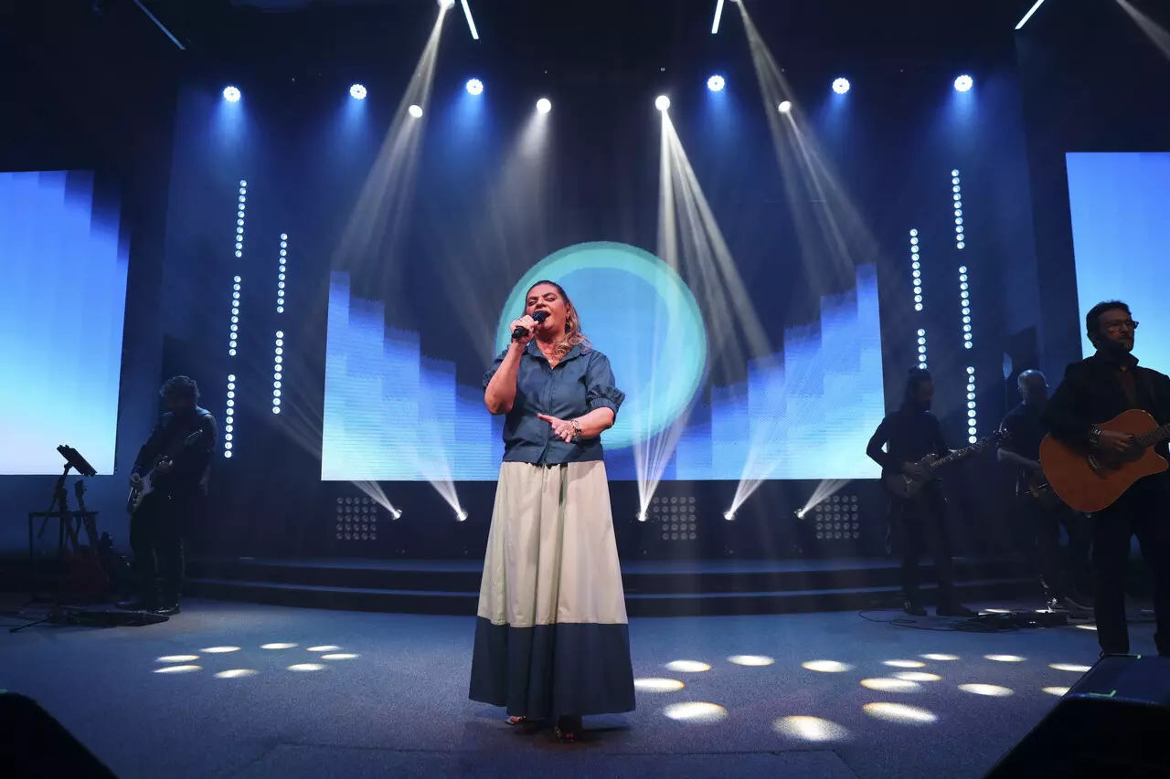 Léa Mendonça apresentou ao público uma nova versão da canção “Eternamente Sua”, composição de Josué Teodoro que marcou sua trajetória. Foto: Divulgação.