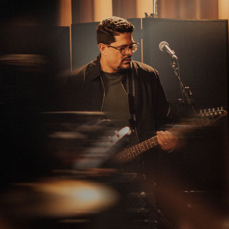 O cantor Fred Arrais imprime toda sua paixão por jazz, fusion, rock e música instrumental em seu novo projeto intitulado “Live in SP”. Foto: Divulgação.