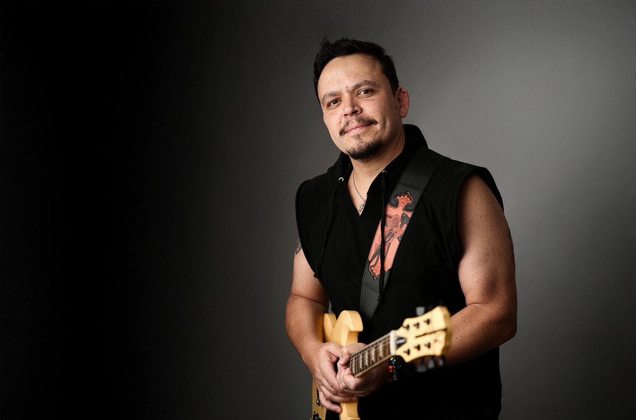 O cantor e compositor Dadai apresenta seu mais novo single, “Privilegiado”, lançado recentemente pelo selo Nova Fase Music. Foto: Divulgação.