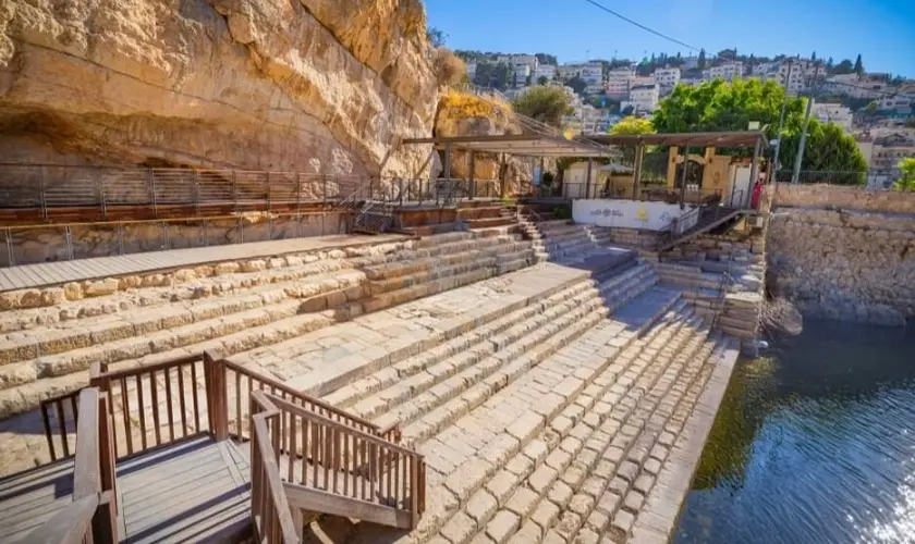 Arqueólogos em Jerusalém desenterram um muro de 2.700 anos que fazia parte do Tanque de Siloé, local onde Jesus curou um cego. Foto: Instagram/City Of David