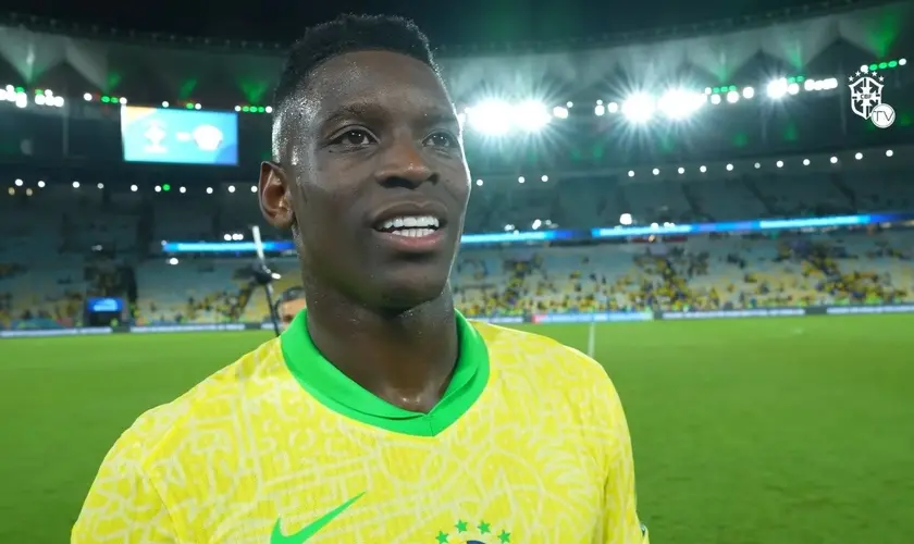 O atacante Luiz Henrique brilha na vitória do Brasil contra o Chile e credita seu sucesso à fé e ao apoio de sua célula. Foto: Reprodução/YouTube/Confederação Brasileira de Futebol