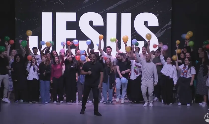 Um jovem cristão relata uma surpreendente cura de daltonismo durante momento de adoração em um retiro espiritual. Foto: Reprodução/YouTube/PIBCR Oficial