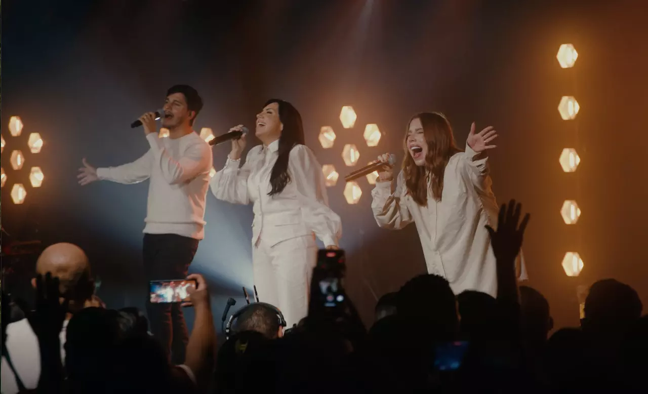 A cantora Eyshila lança uma faixa gravada ao vivo: "Simplesmente Te Adorar + Eu Só Quero Tua Presença", com Julliany Souza e Léo Brandão. Foto: Divulgação.