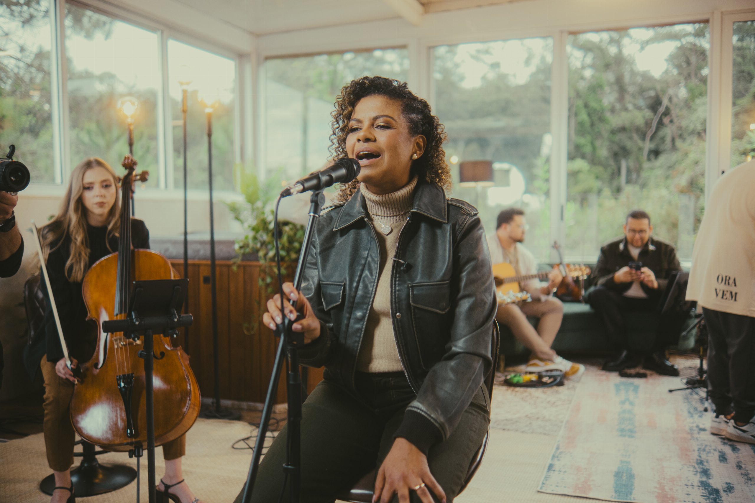 Nívea Soares lança o projeto “Acústico Em Casa”, que reúne sete canções, incluindo algumas do álbum “Abre os Selos”, de 2024. Foto: Divulgação.