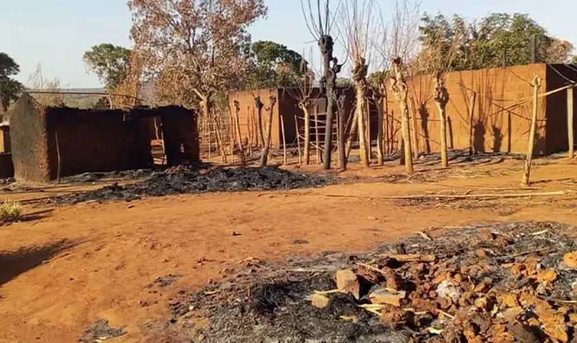 Uma nova onda de ataques em Moçambique resulta em 20 cristãos assassinados e cerca de 1.300 casas, além de duas igrejas, foram destruídas. Foto: Portas Abertas.